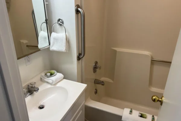 View of the bathroom with tub/shower